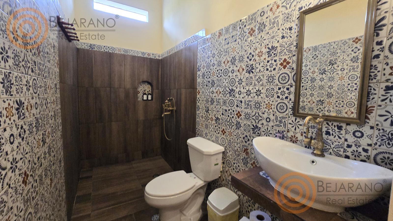 bre-hr-temoz-n-23 Baño con tina y regadera con azulejo decorado