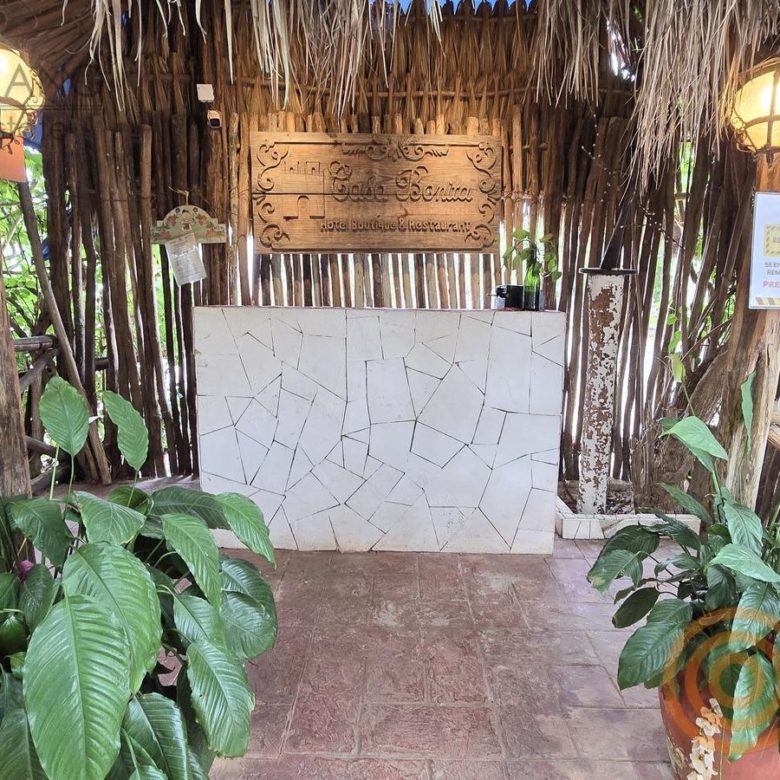 Recepción bajo palapa con barra blanca