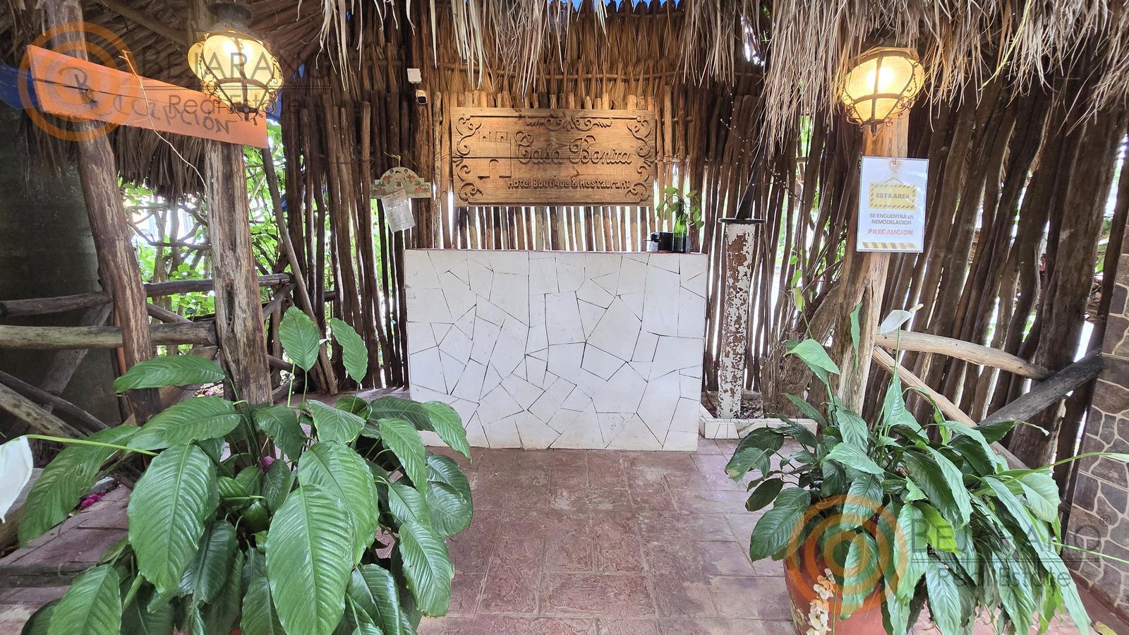 bre-hr-temoz-n-25 Recepción bajo palapa con barra blanca