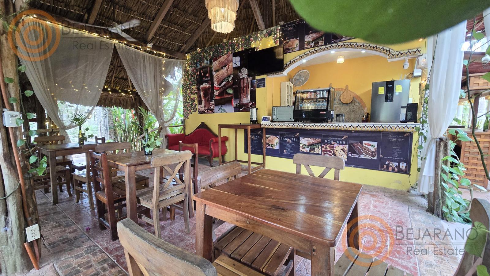 bre-hr-temoz-n-27 Cafetería y pizzería bajo palapa con mesas de madera