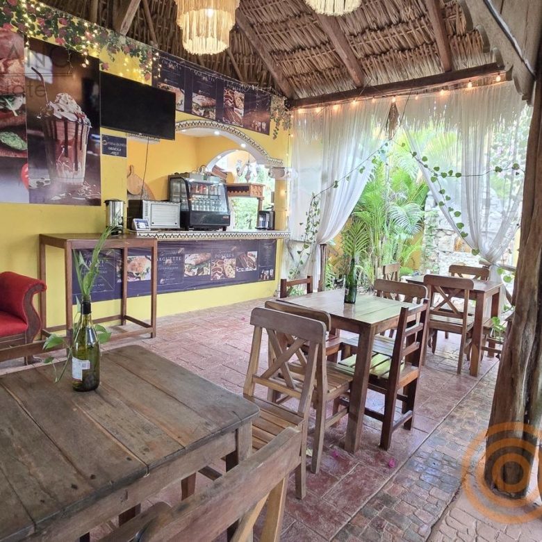 Cafetería con sillones rojos y barra de servicio