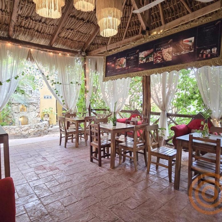 Terraza de la cafetería con luces y cortinas