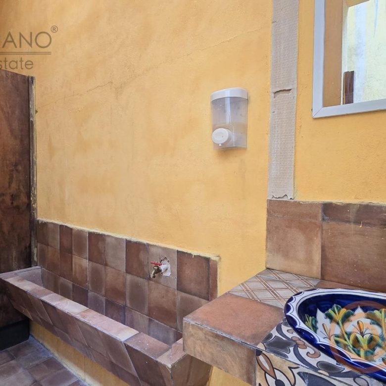 Baño de visitas con lavabo de talavera