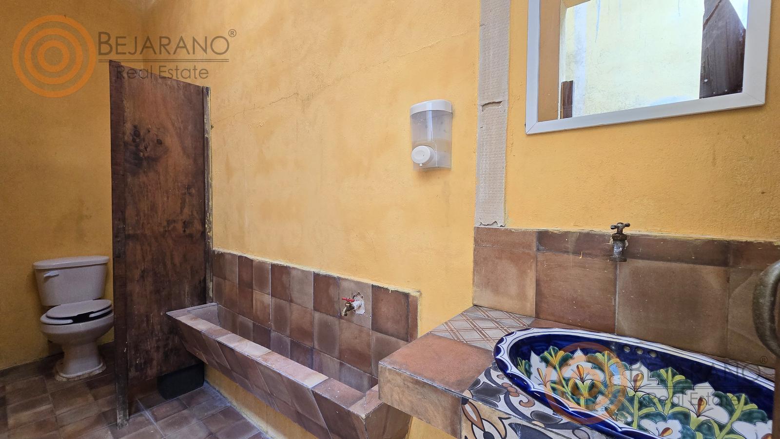 bre-hr-temoz-n-30 Baño de visitas con lavabo de talavera