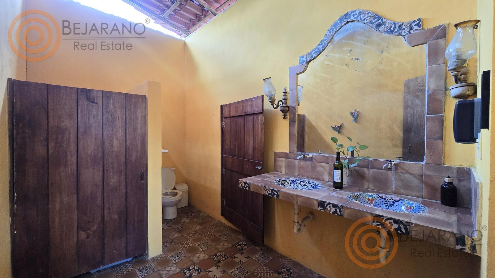 bre-hr-temoz-n-31 Baño común con lavabo de talavera y puertas de madera
