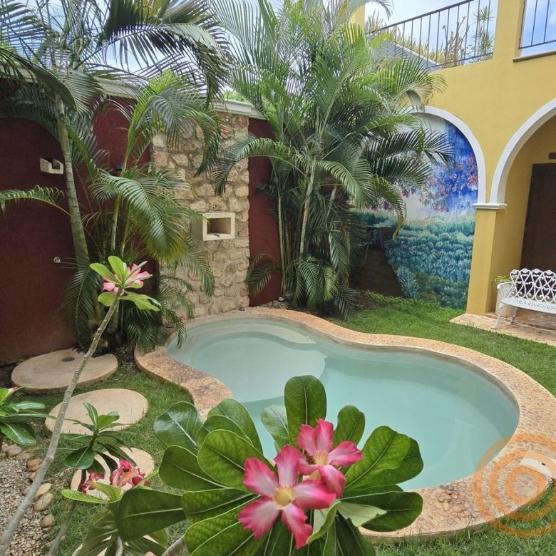Patio con alberca y jardín del hotel boutique Casa Sisal en Valladolid