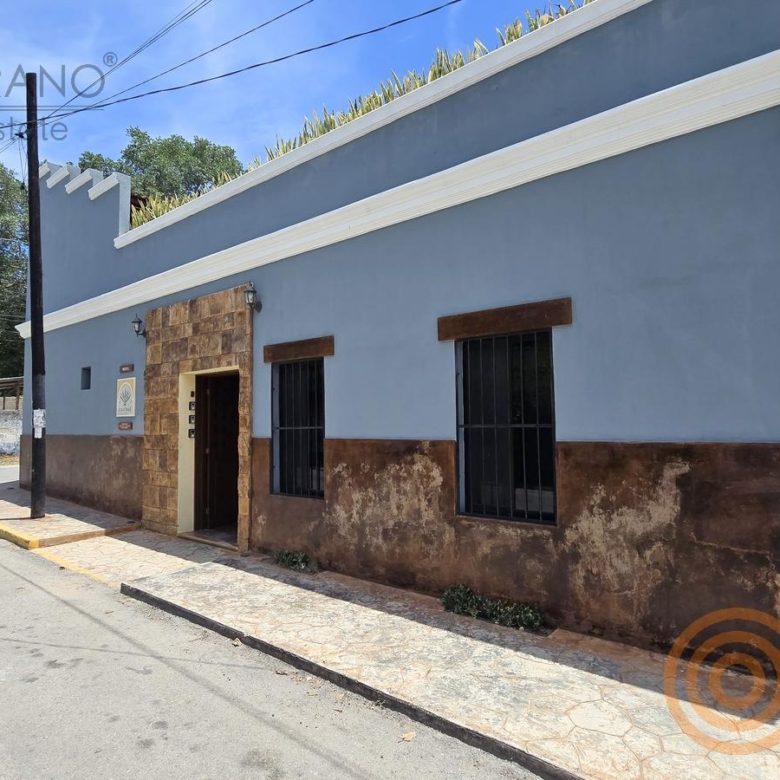 Fachada y calle del hotel en venta en el barrio de Sisal