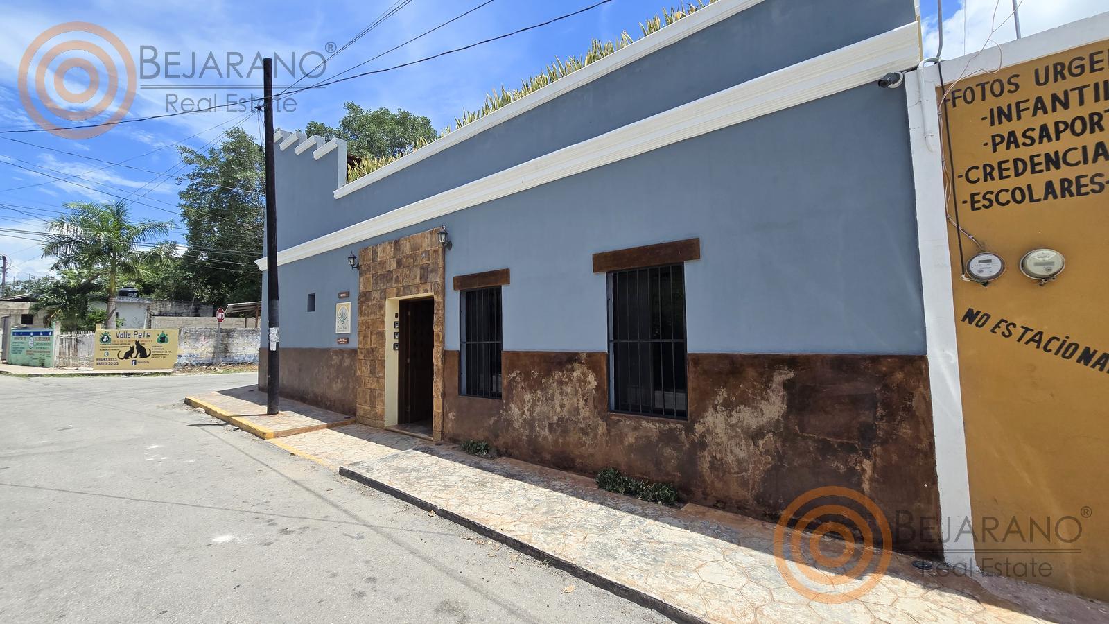 bre-hv-56sisal-03 Fachada y calle del hotel en venta en el barrio de Sisal
