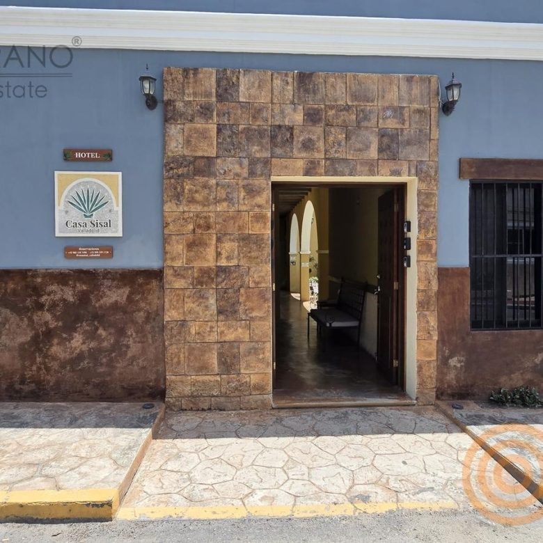 Entrada del hotel boutique con recubrimiento de piedra
