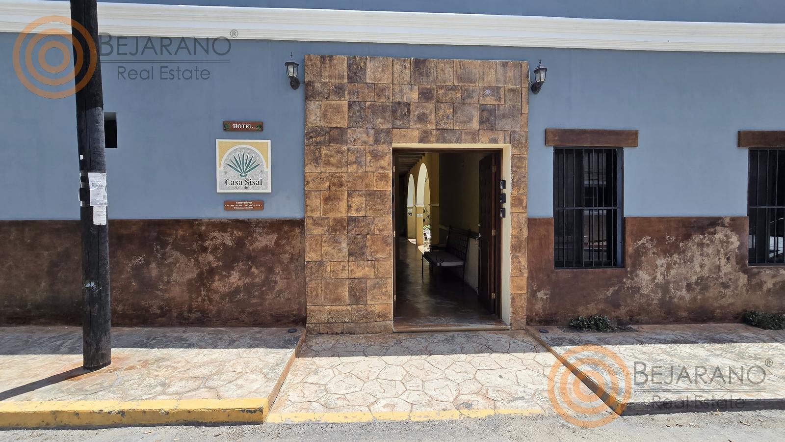 bre-hv-56sisal-04 Entrada del hotel boutique con recubrimiento de piedra