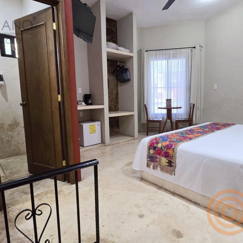 Habitación con cama, A/C y escritorio en el hotel boutique de Sisal