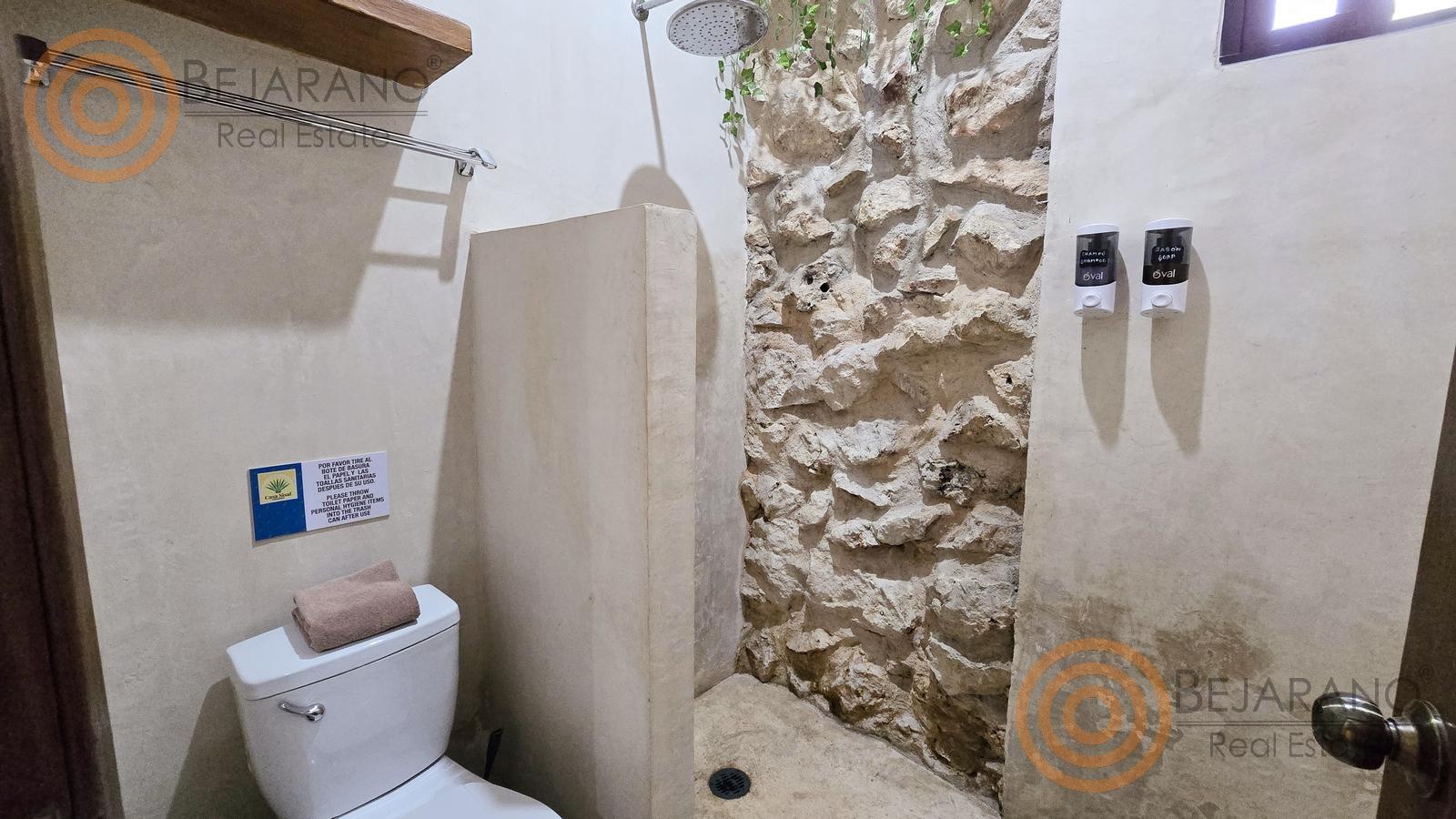 bre-hv-56sisal-07 Baño con regadera y muro de piedra natural en una habitación del hotel