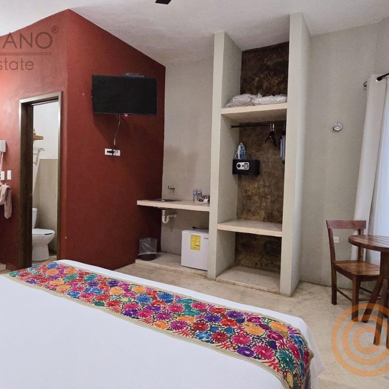Habitación con tocador, TV y mesa en el hotel boutique