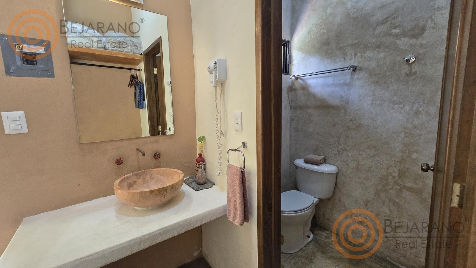 bre-hv-56sisal-10 Baño con lavabo de piedra en el hotel boutique de Sisal