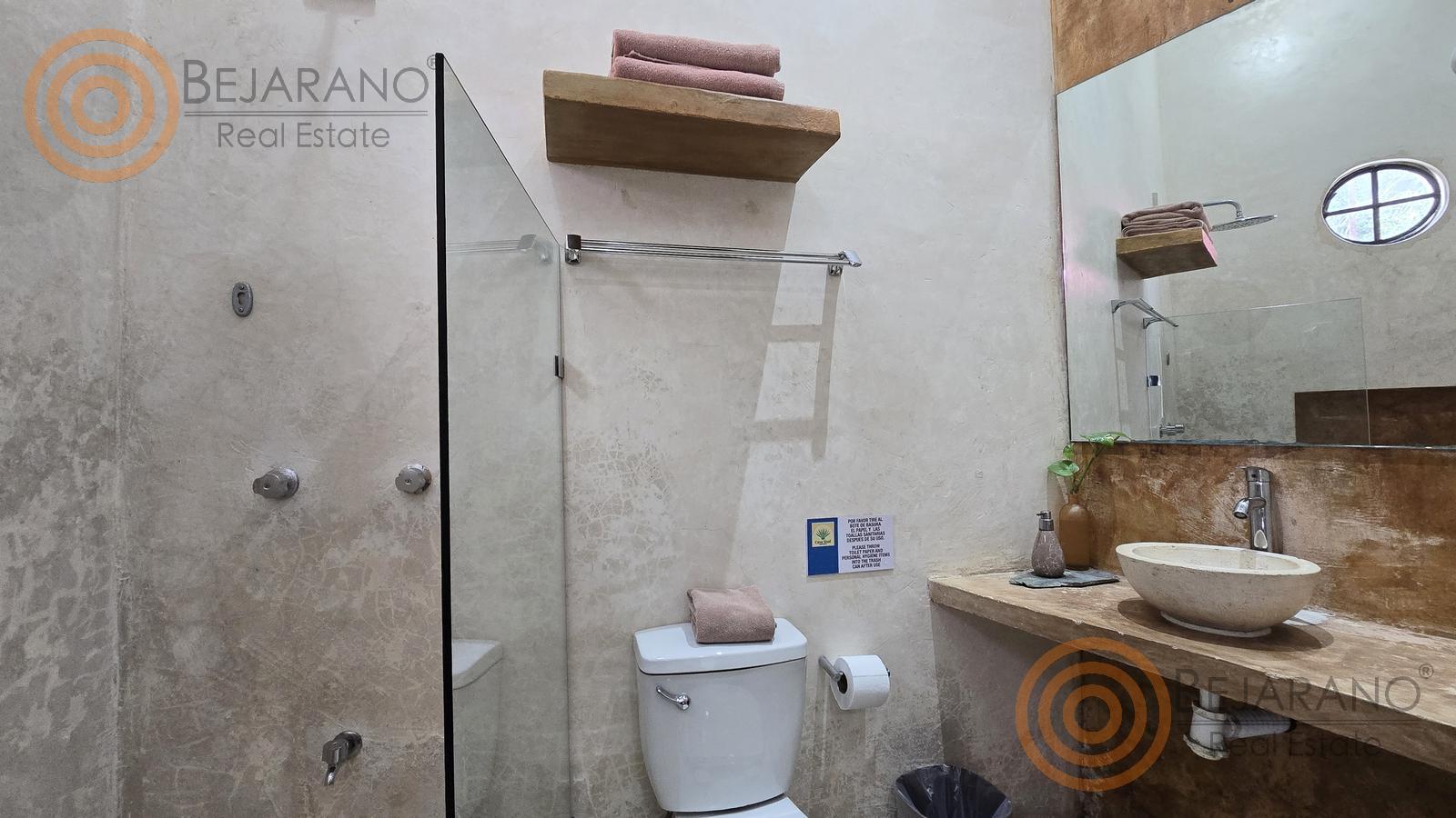 bre-hv-56sisal-13 Baño con regadera de cristal en una habitación del hotel