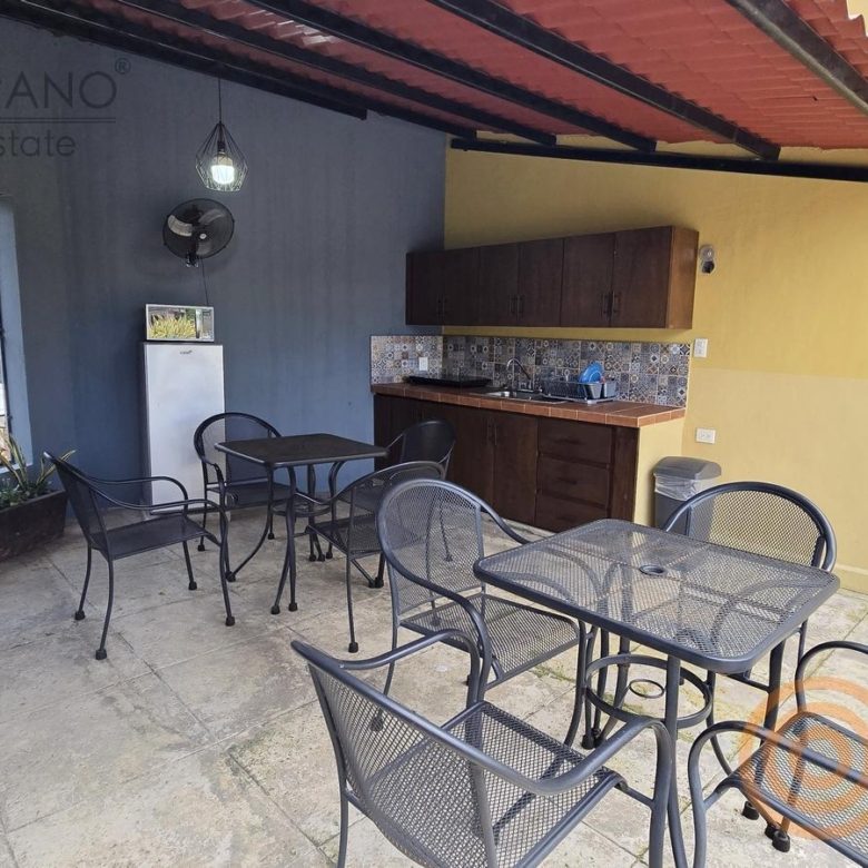 Terraza cubierta con asador y cocineta del hotel