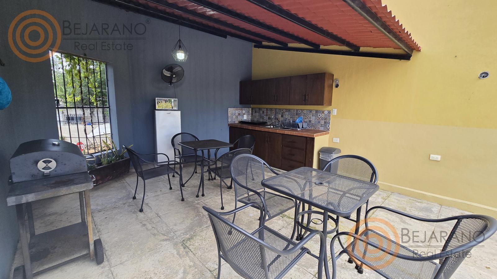 bre-hv-56sisal-15 Terraza cubierta con asador y cocineta del hotel