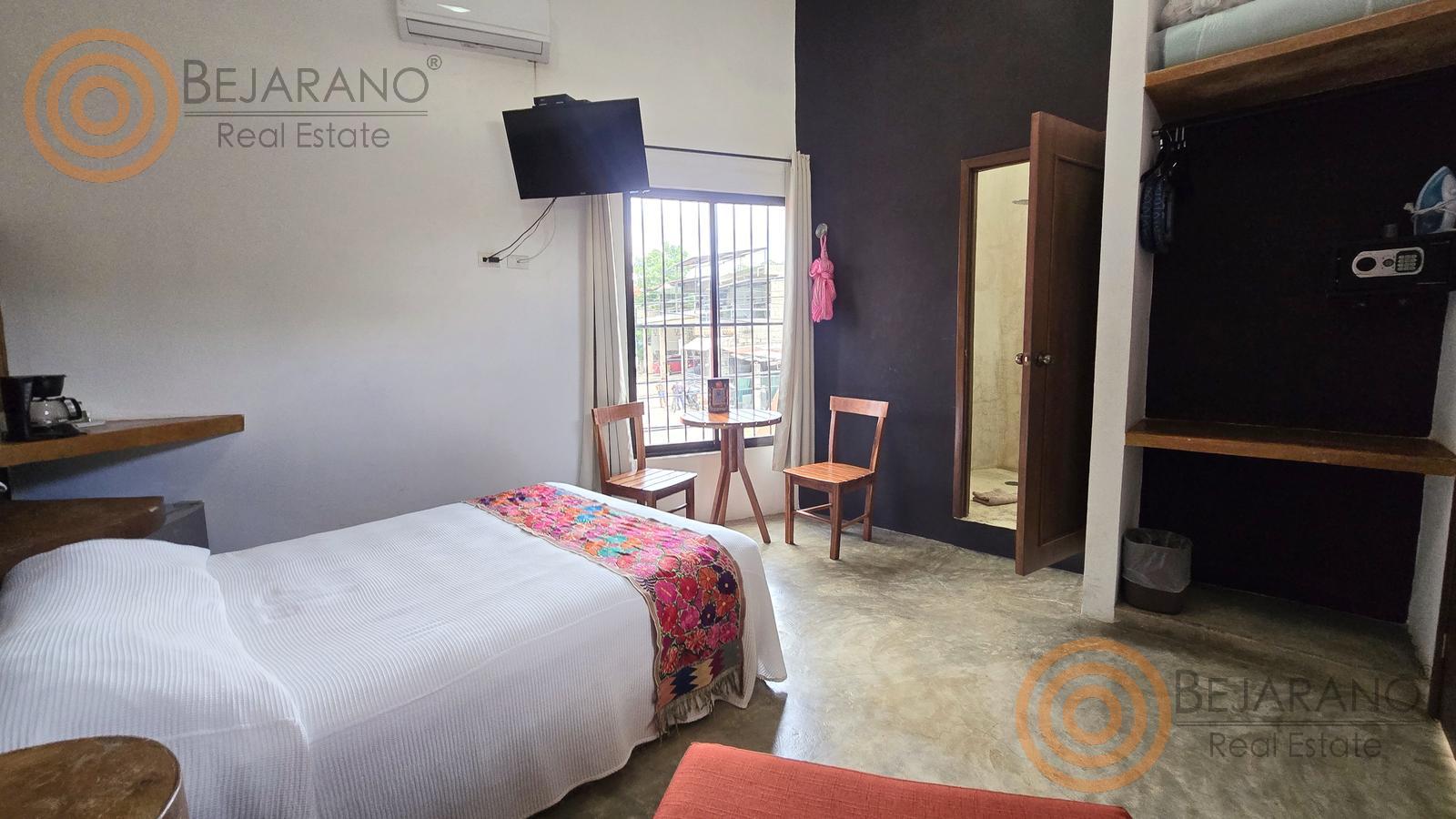 bre-hv-56sisal-18 Habitación con cama, TV y ventana a la calle en el hotel