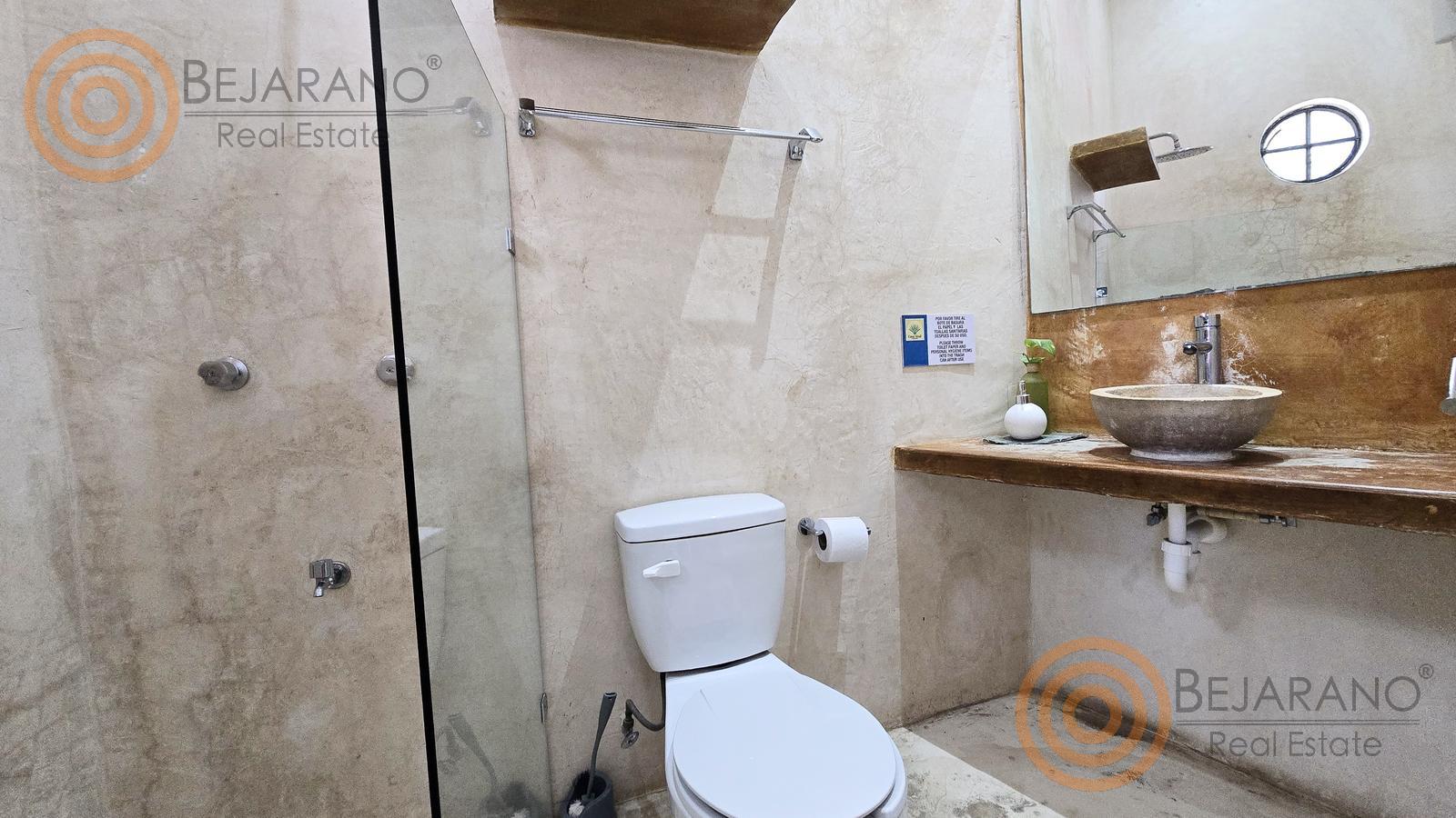 bre-hv-56sisal-20 Baño con lavabo de piedra y regadera en el hotel de Sisal