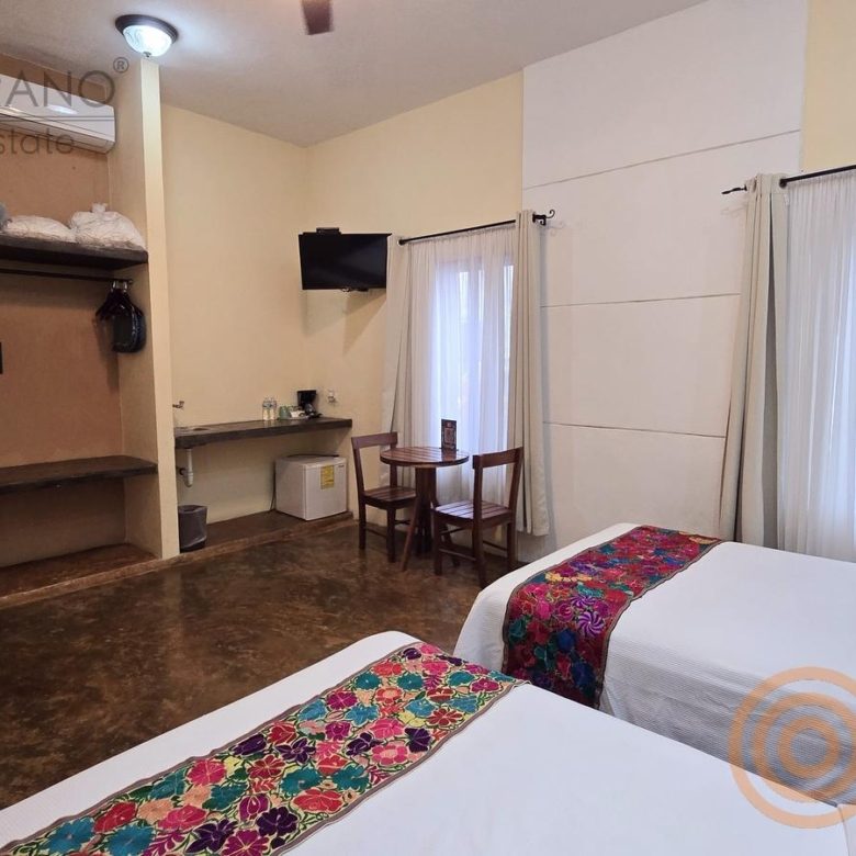 Habitación amplia con tocador y cama en el hotel boutique