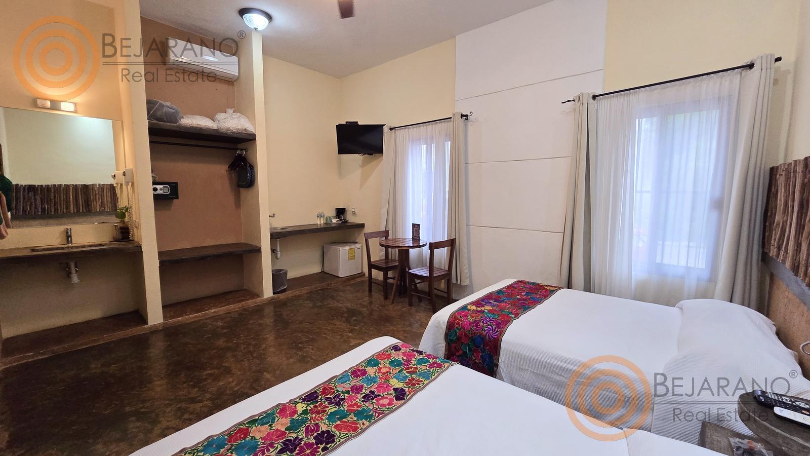 bre-hv-56sisal-21 Habitación amplia con tocador y cama en el hotel boutique