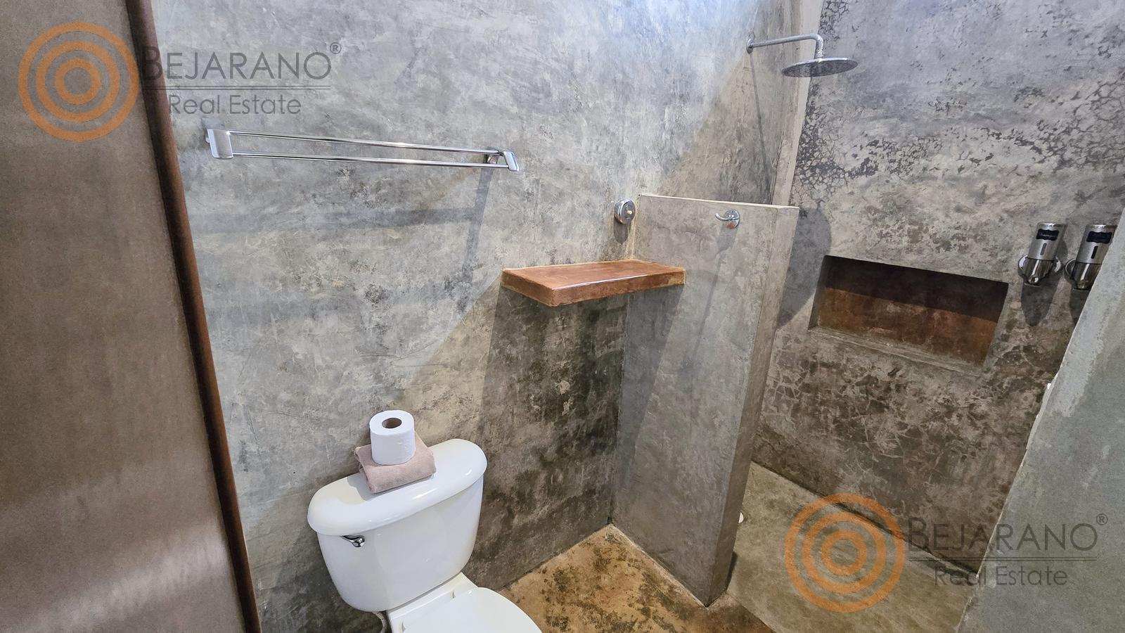 bre-hv-56sisal-22 Baño con regadera de concreto pulido en el hotel