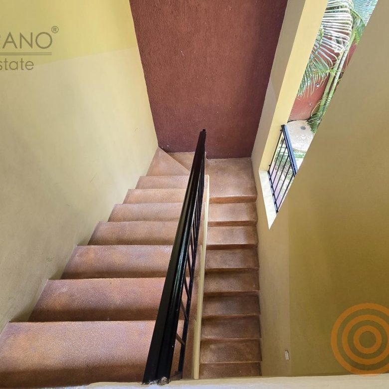 Escalera interior de la planta alta del hotel