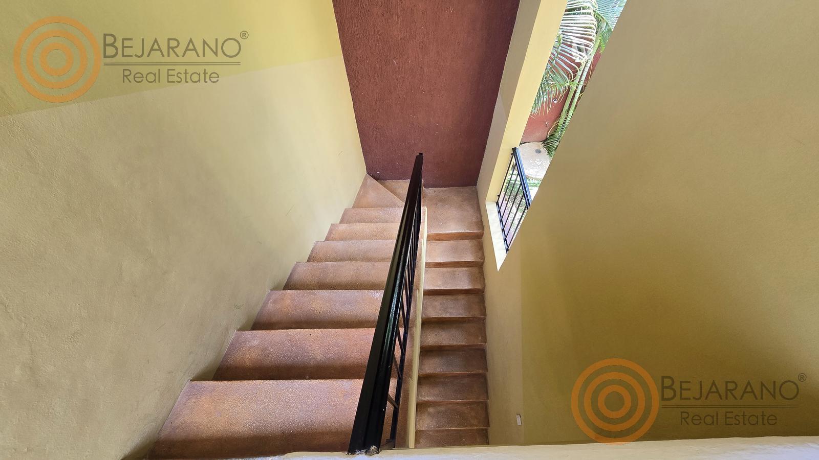 bre-hv-56sisal-23 Escalera interior de la planta alta del hotel