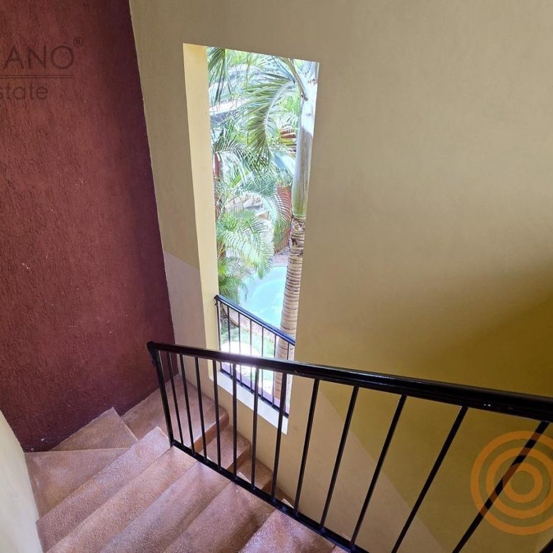 Escalera con ventana y barandal en el hotel boutique