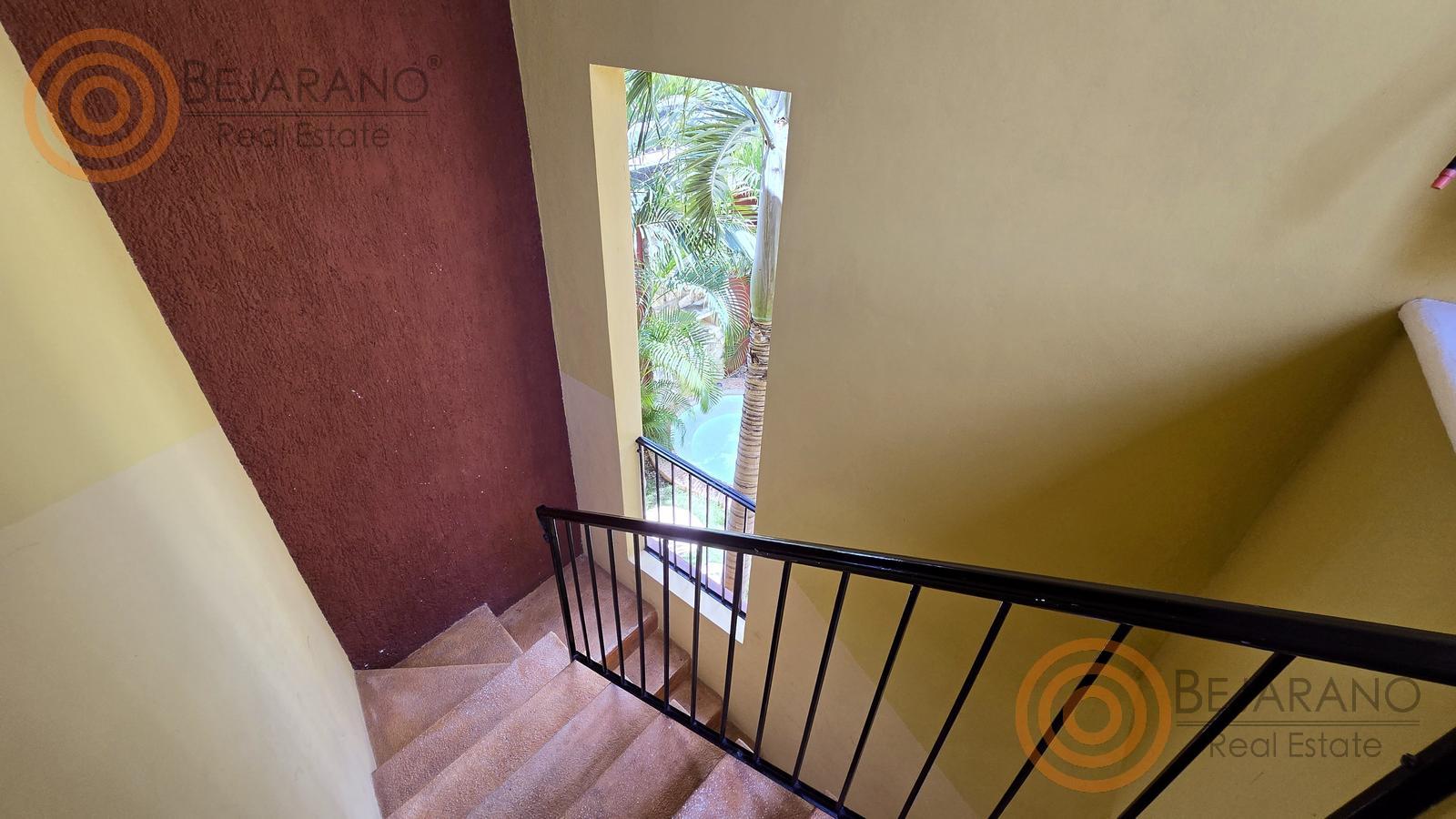 bre-hv-56sisal-24 Escalera con ventana y barandal en el hotel boutique