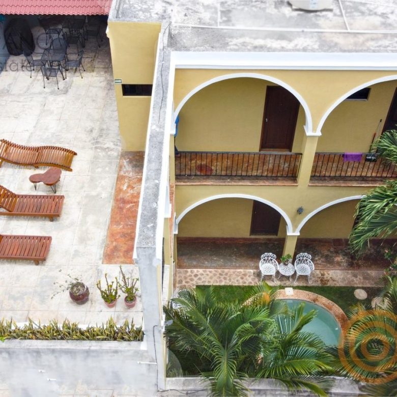 Vista aérea del patio, alberca y terraza del hotel en venta