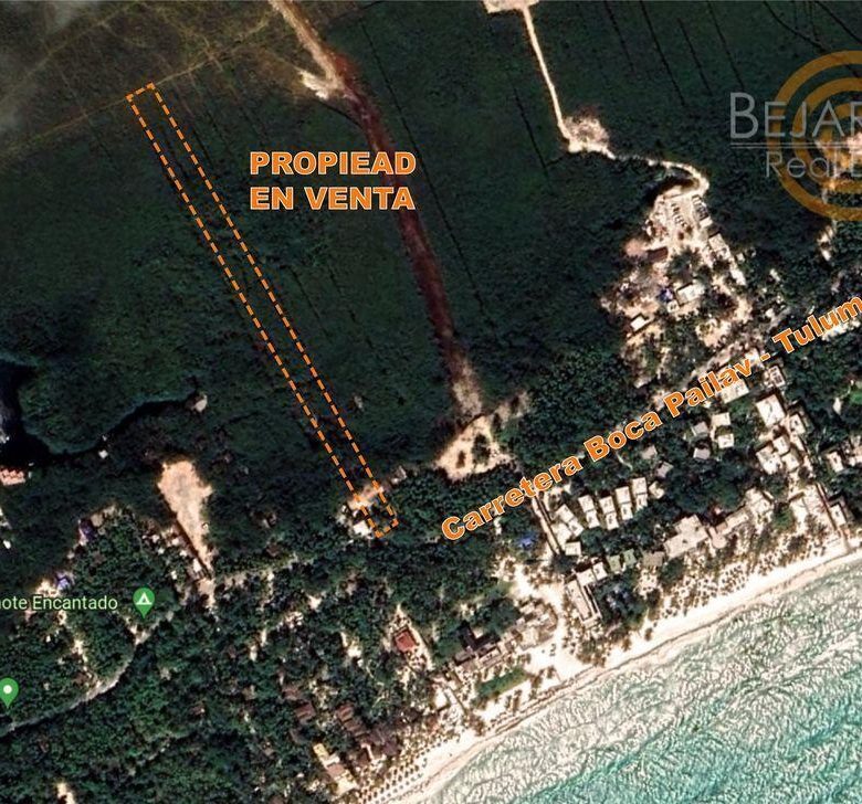 Vista aérea con la ubicación del terreno cerca de la playa y los cenotes de Tulum
