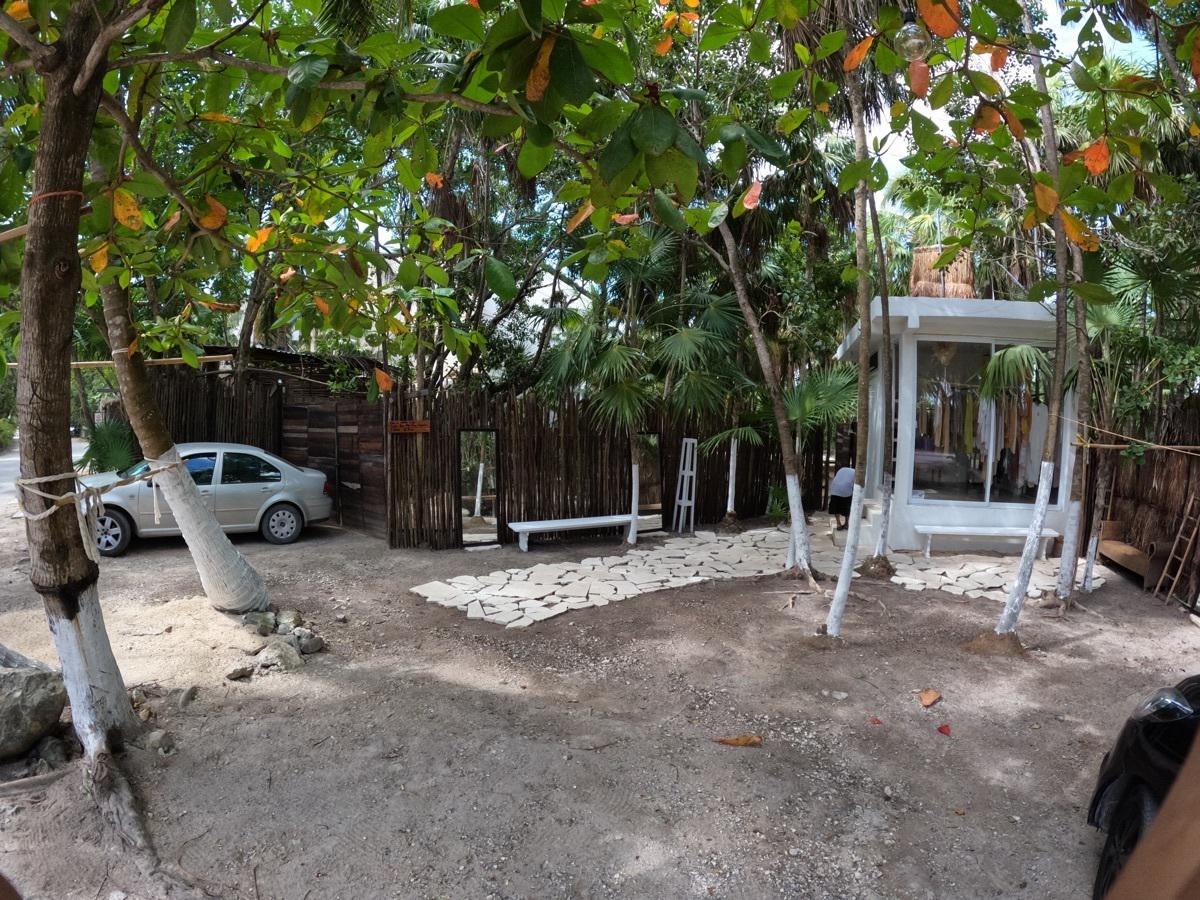 bre-pila-tul23-05 Terreno con andador de piedra, banca y pérgola blanca