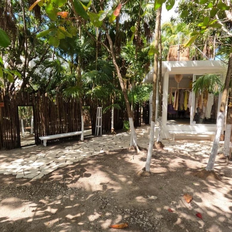 Pérgola blanca y cerca de madera dentro del terreno