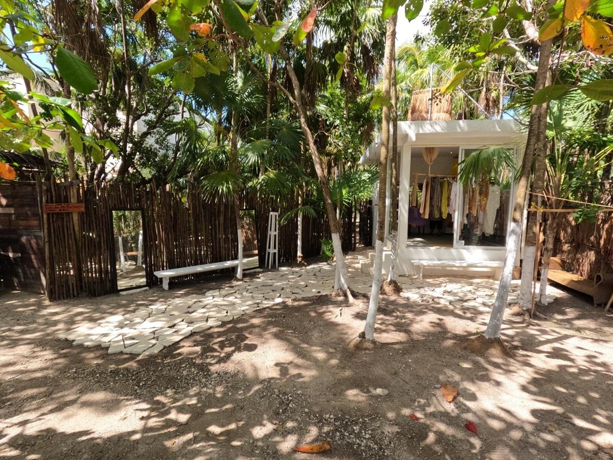 bre-pila-tul23-06 Pérgola blanca y cerca de madera dentro del terreno