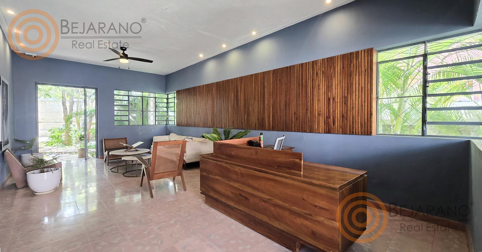 bre-ro-snjuan-01 Recepción con mostrador de madera y ventanales al jardín