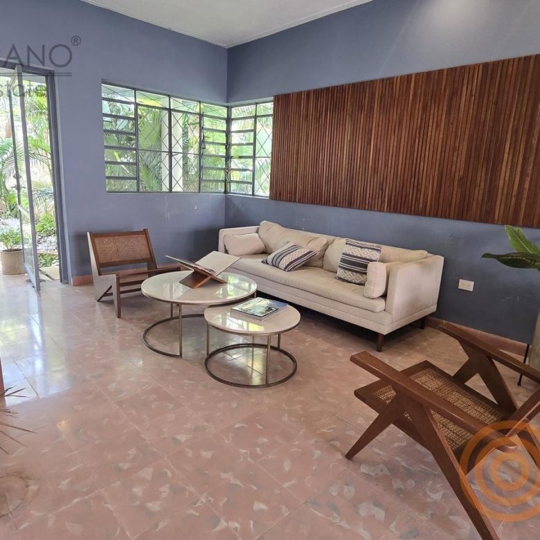 Sala de espera con sillones y muro de madera