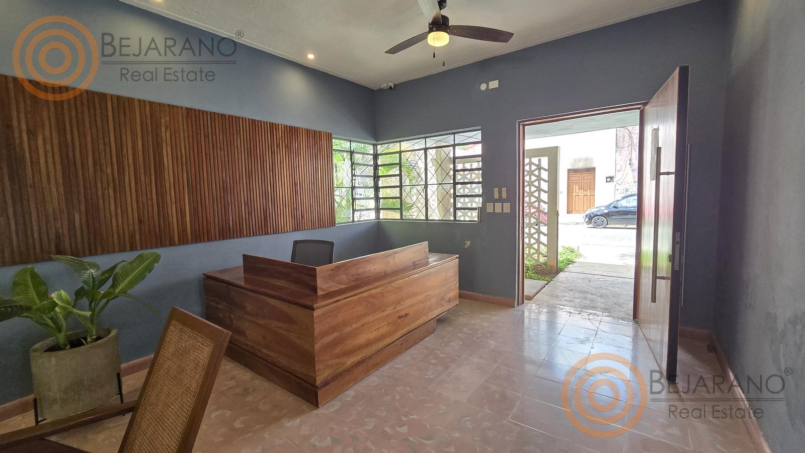 bre-ro-snjuan-08 Mostrador de recepción de madera y puerta de acceso
