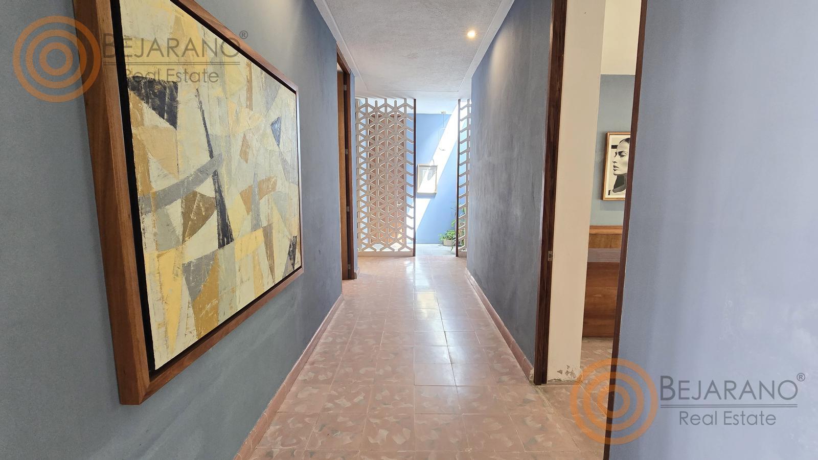 bre-ro-snjuan-09 Pasillo con obra de arte y celosía hacia los despachos