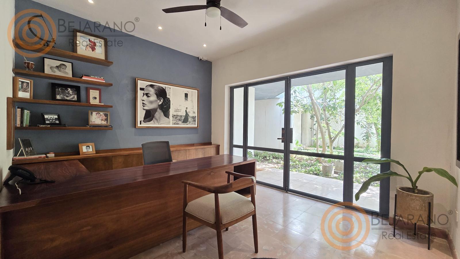 bre-ro-snjuan-10 Despacho ejecutivo con escritorio de madera y ventanal al jardín