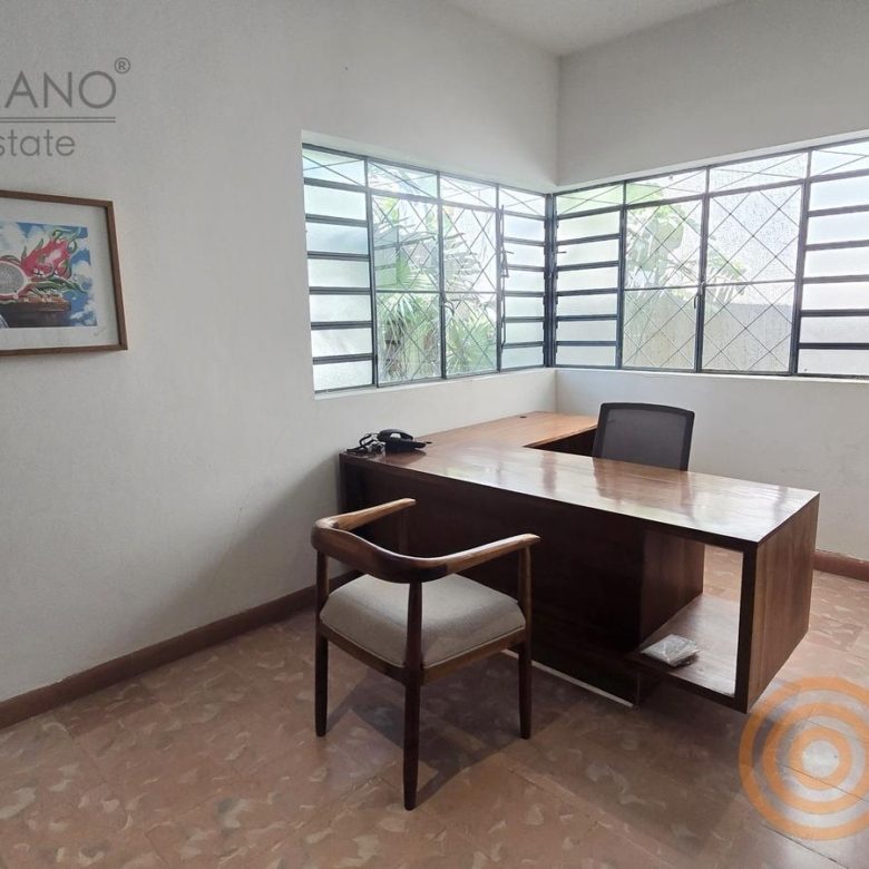 Despacho privado con escritorio y ventana