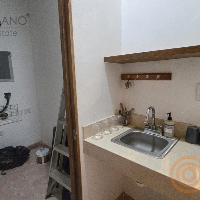 Cocineta con tarja y repisa de madera