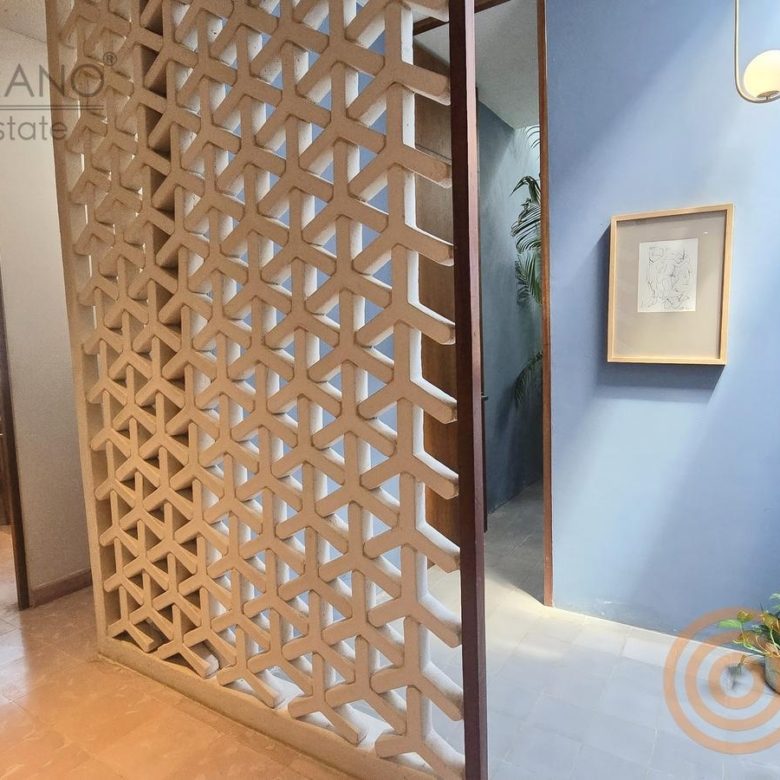 Celosía que separa el pasillo del patio interior