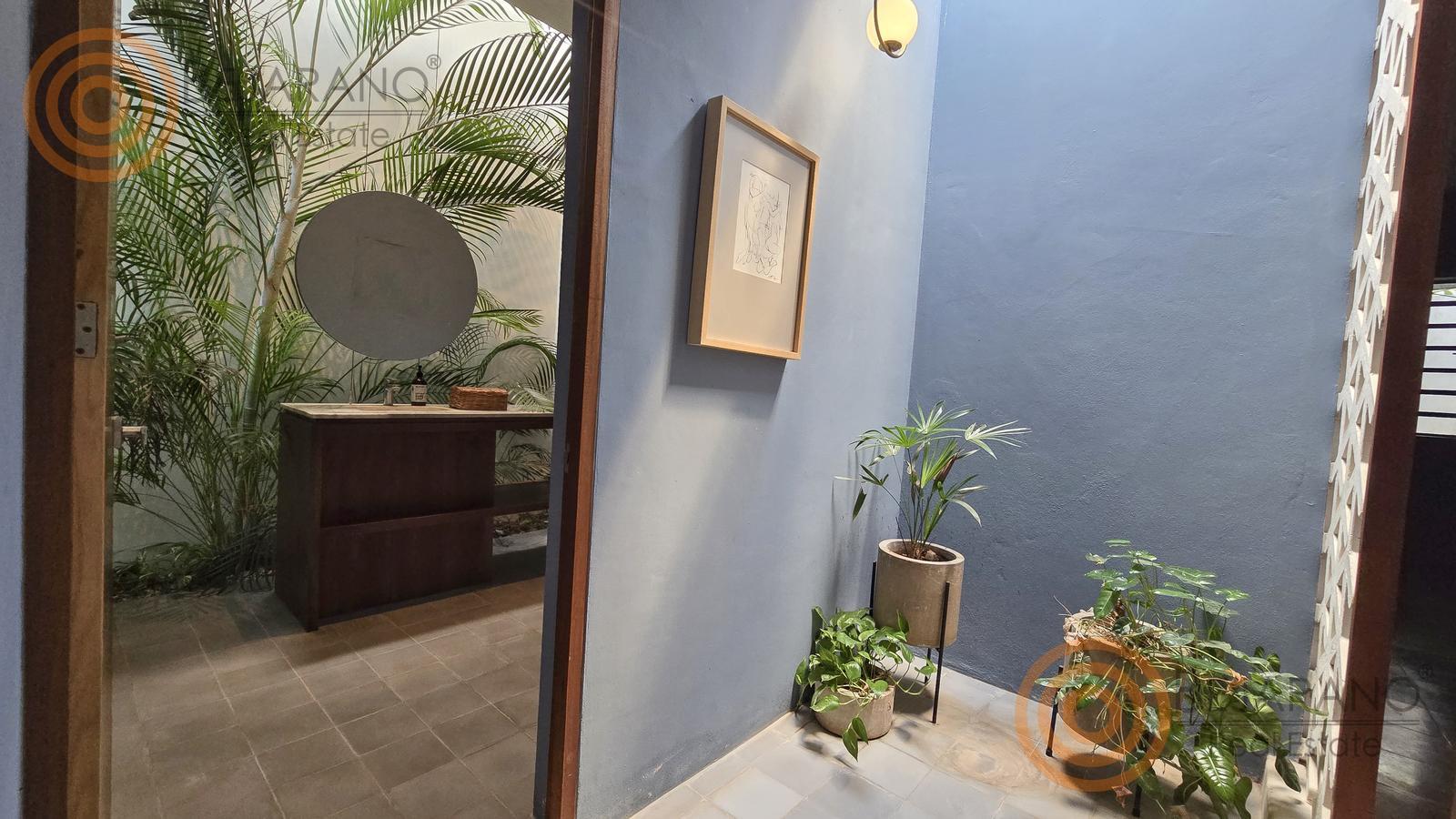 bre-ro-snjuan-18 Baño de clientes con lavabo de madera entre plantas