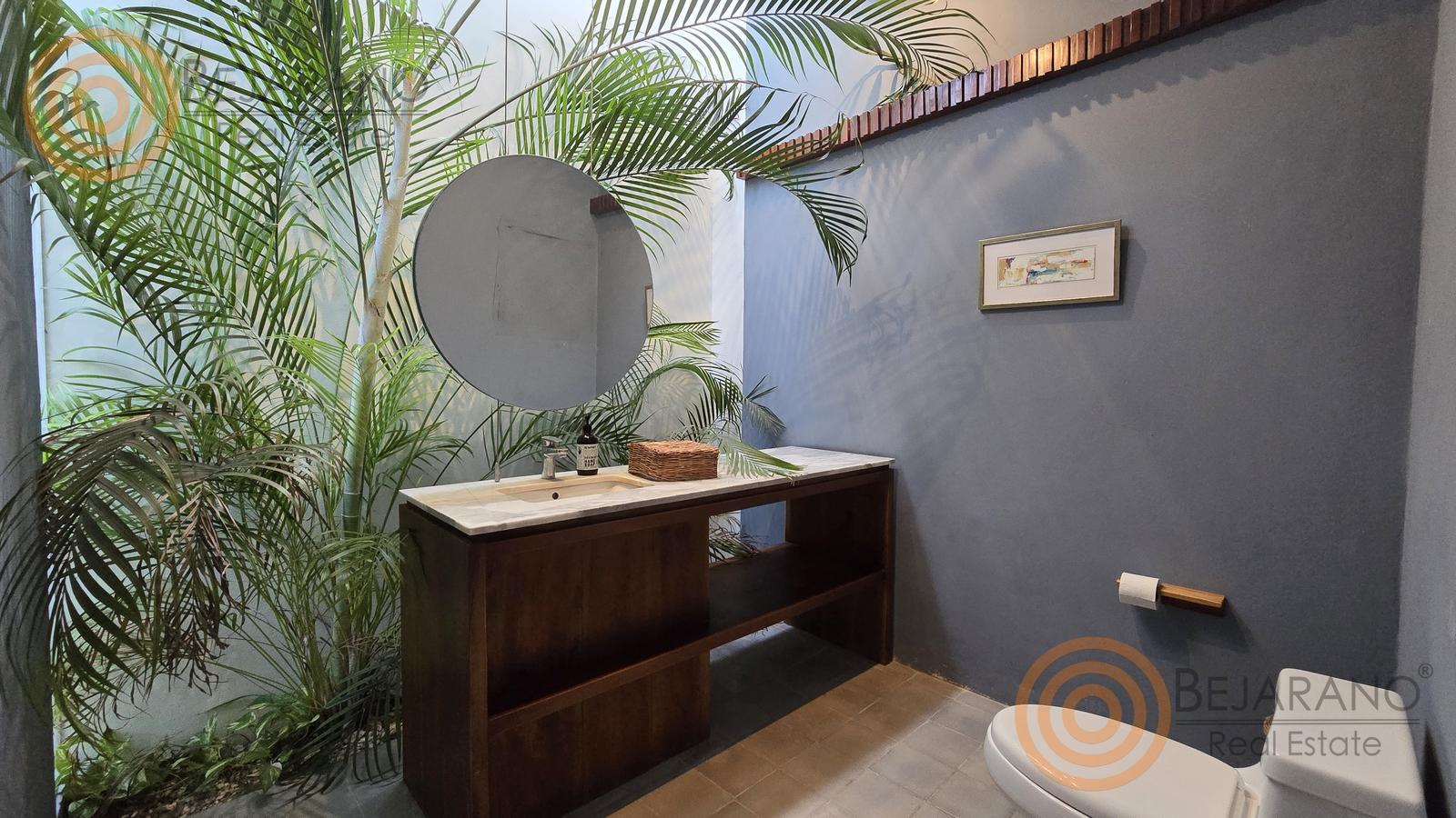 bre-ro-snjuan-19 Lavabo de madera con espejo redondo y plantas