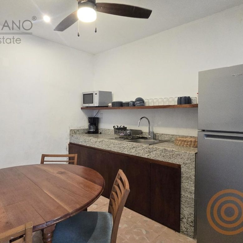 Cocina comedor con refrigerador y mesa redonda