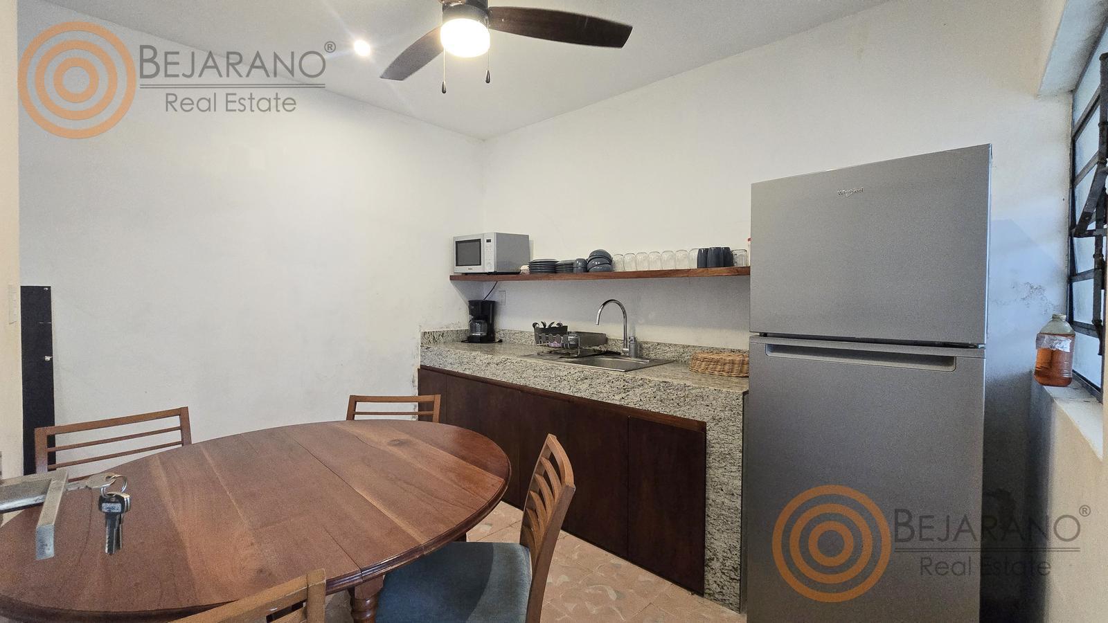 bre-ro-snjuan-23 Cocina comedor con refrigerador y mesa redonda