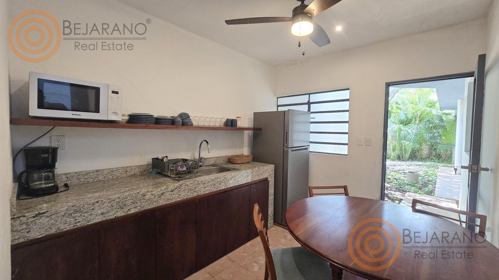 bre-ro-snjuan-24 Cocina con microondas, cafetera y ventana al jardín