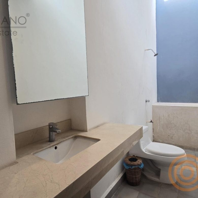 Baño de personal con lavabo y regadera