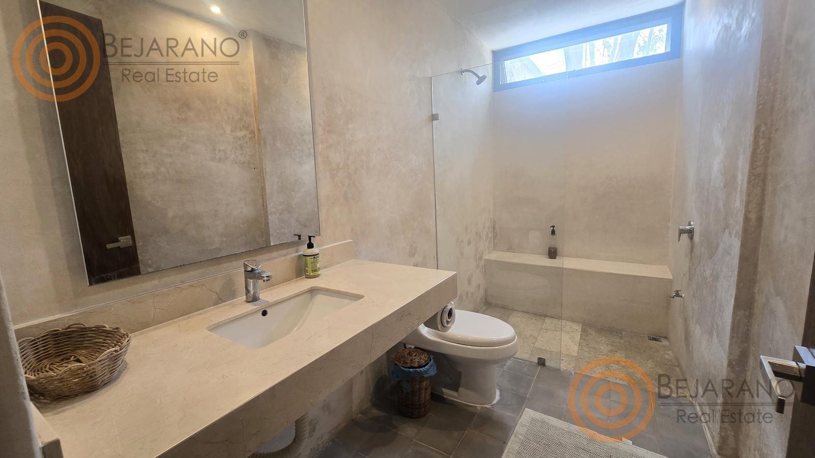 bre-ro-snjuan-26 Baño con lavabo, espejo y regadera de una habitación